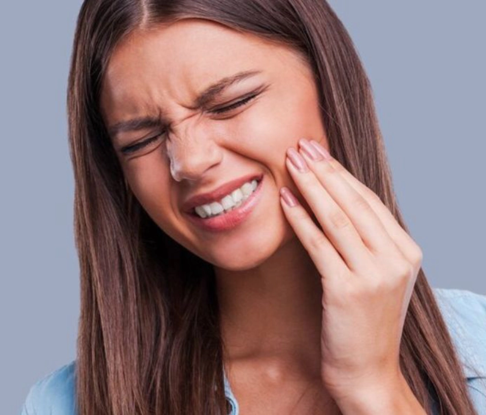 Răng sứ bị mòn có thể gây ra tình trạng ê buốt răng